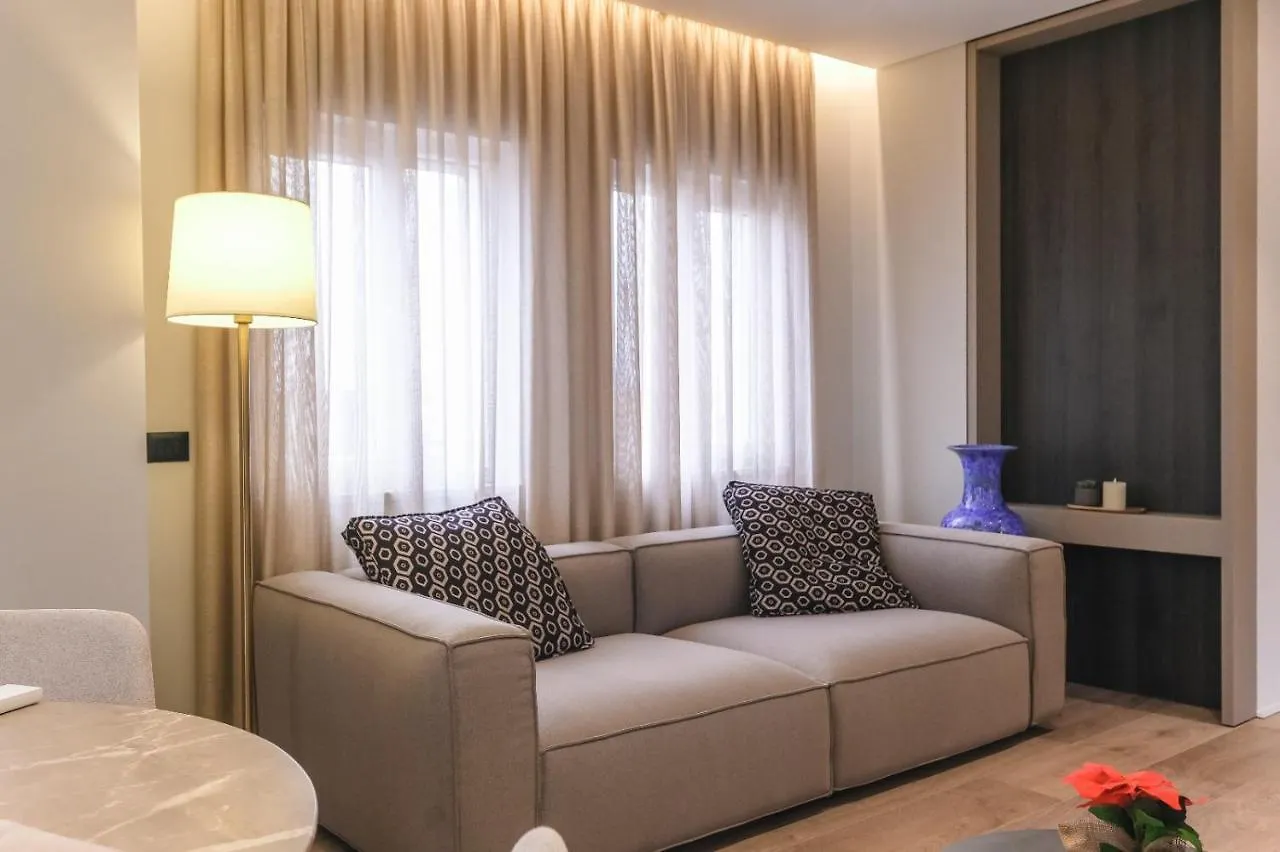 Two Steps Apartments تيرانا 0*,