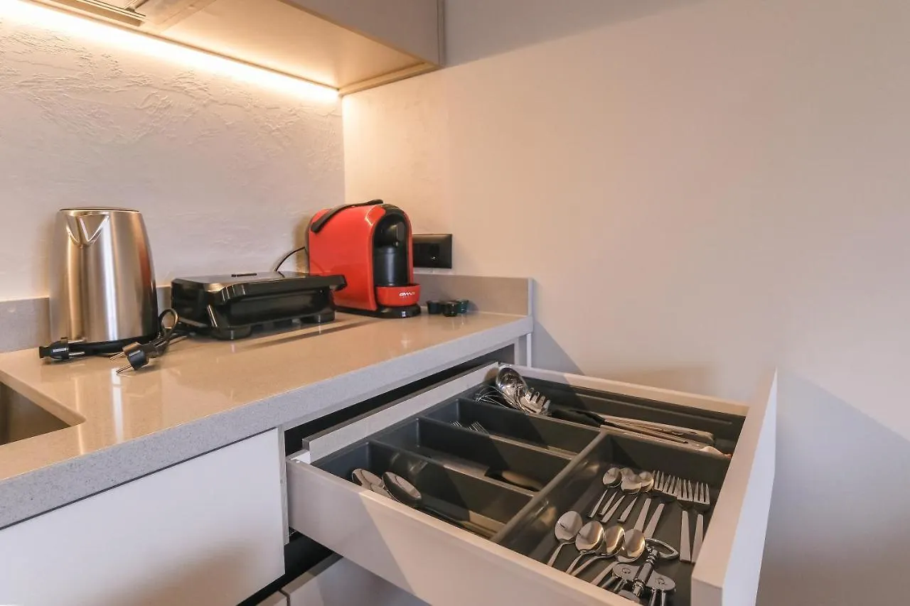 Two Steps Apartments تيرانا