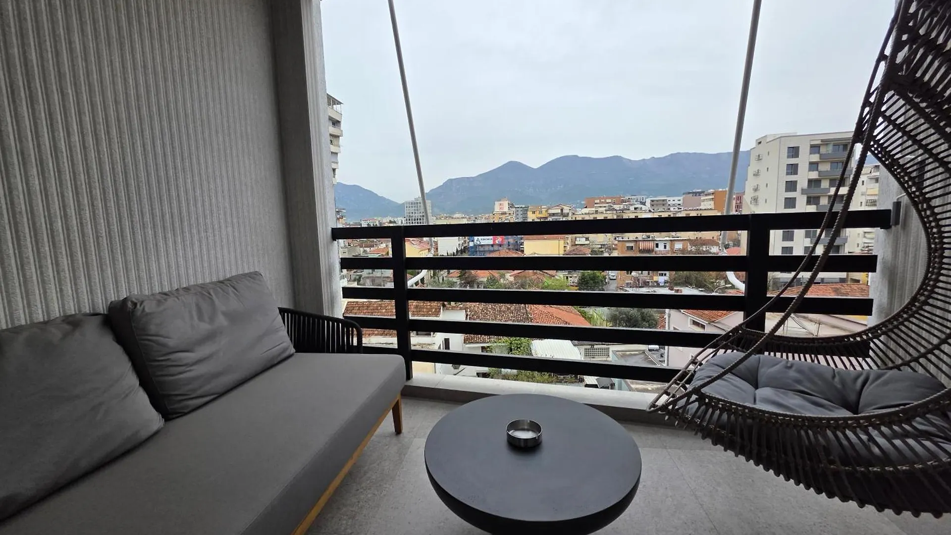 Two Steps Apartments تيرانا